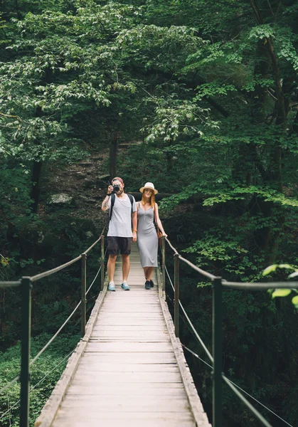 嬉皮士夫妇在自然的背景徒步旅行 — 图库照片