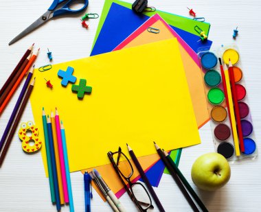 Okul seti ve ofis kağıt boya makas rakamlar ve apple Beyaz ahşap arka plan üzerinde renkli defter kalem fırça set malzemeleri. Geri okul veya sanat veya eğitim kavramı