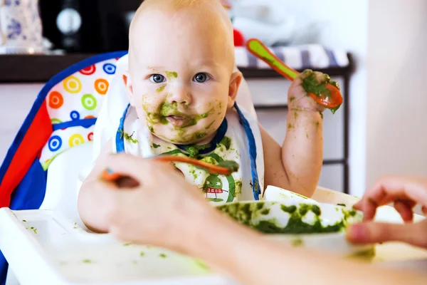 Alimentação. Primeiro alimento sólido do bebê — Fotografia de Stock