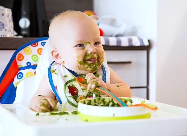 Alimentação. Primeiro alimento sólido do bebê — Fotografia de Stock