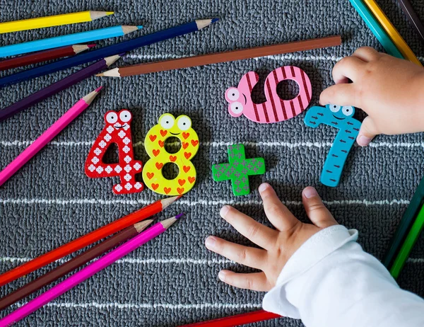 Coloré crayons et figure avec de petites mains de bambin. Préscolaire — Photo