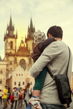 Turist Ailesi: Baba ve oğlu Prag, Çek Cumhuriyeti Eski Meydanı'nda Tyn önce Our Lady Kilisesi Arka Plan üzerinde. 