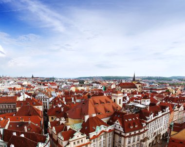 Kırmızı Çatılarda Astronomik Saat ile Eski Belediye Binası'nın Tepesinden Prag'ın Muhteşem Panoramik Manzarası. Prag, Çek Cumhuriyeti.