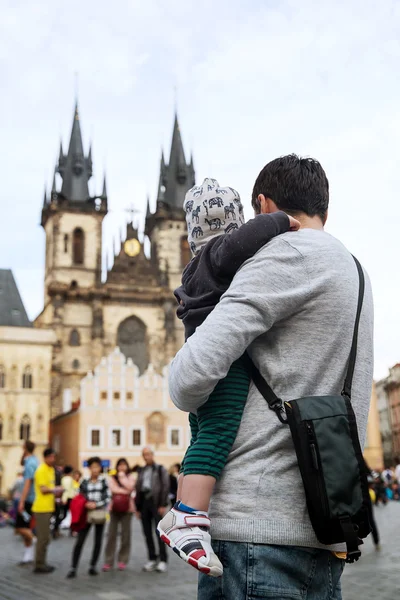 Famille de touristes : Père et son fils sur le fond de l'église Notre-Dame-avant-Tyn sur la vieille place de Prague, République tchèque . — Photo