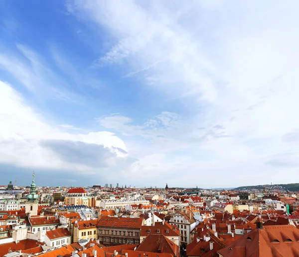 Increíble vista panorámica de Praga desde lo alto del casco antiguo con reloj astronómico en los tejados rojos. Praga, República Checa . — Foto de Stock