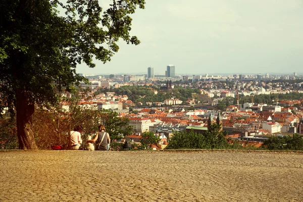 Panoramatický pohled na Prahu z vrchu Petrin s několika lidmi. Praha, ÄŚeskĂ ' republika. — Stock fotografie