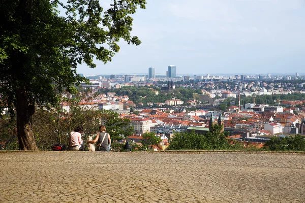 Vue panoramique de Prague depuis le sommet de la colline Petrin — Photo