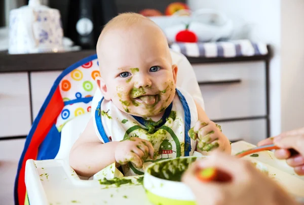 Alimentação. Primeiro alimento sólido do bebê — Fotografia de Stock