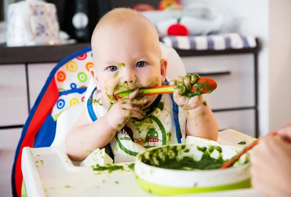 Alimentação. Primeiro alimento sólido do bebê — Fotografia de Stock