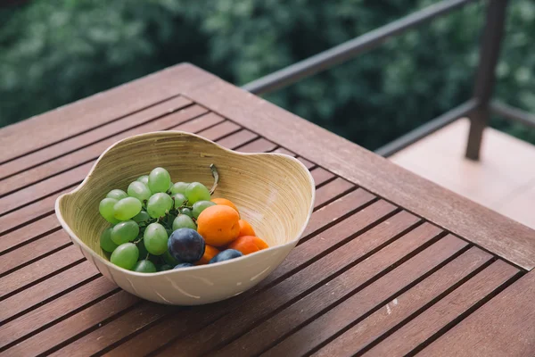 Prato com frutas frescas misturadas no fundo da natureza . — Fotografia de Stock