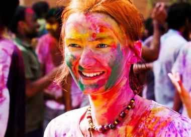 Avrupa kız kutlamak festival Holi Delhi, Hindistan. 