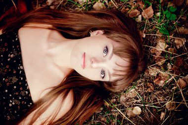 Gün batımında altın alanındaki Kızıl saçlı güzellik genç kadın.