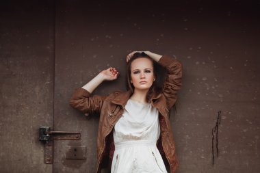 Endüstriyel zemin üzerine kız moda Model portresi. 