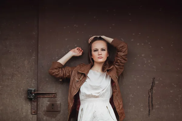 Retrato de la chica modelo de moda en el fondo industrial . — Foto de Stock