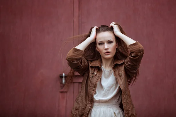 Porträtt av mode modell flicka på industriell bakgrund. — Stockfoto