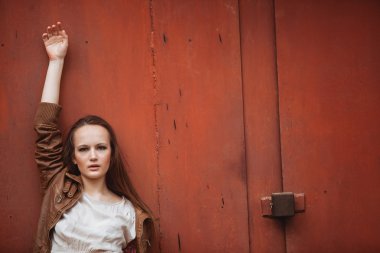 Endüstriyel zemin üzerine kız moda Model portresi. 