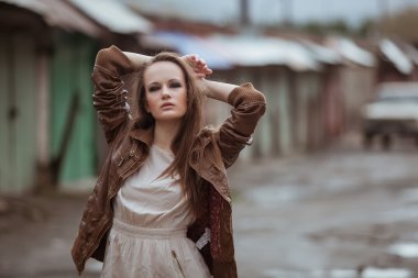 Endüstriyel zemin üzerine kız moda Model portresi. 