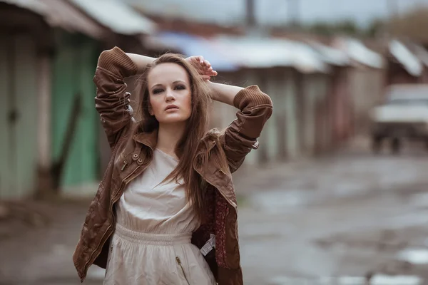 Retrato de la chica modelo de moda en el fondo industrial . — Foto de Stock