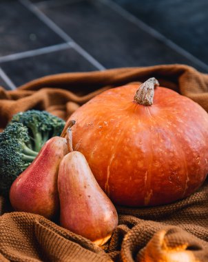 Balkabağı ve sonbahar mevsim sebze ve meyve ile natürmort. Sonbahar arka planı. 
