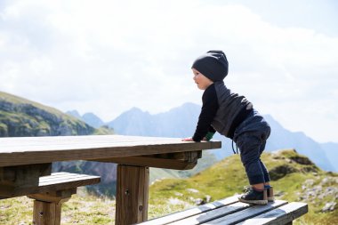 Dağlarda aile trekking bir günde. Mangart, Julian Alps,