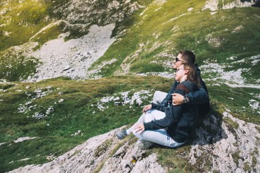 Bir dağın tepesinde seyahat etmek birkaç. Mangart, Julian Alps, Slovenya.