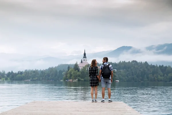 Pareja joven de turistas enamorados en el lago Bled, Eslovenia . — Foto de Stock