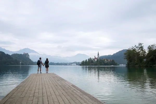 Jeune couple de touristes amoureux sur le lac de Bled, Slovénie . — Photo