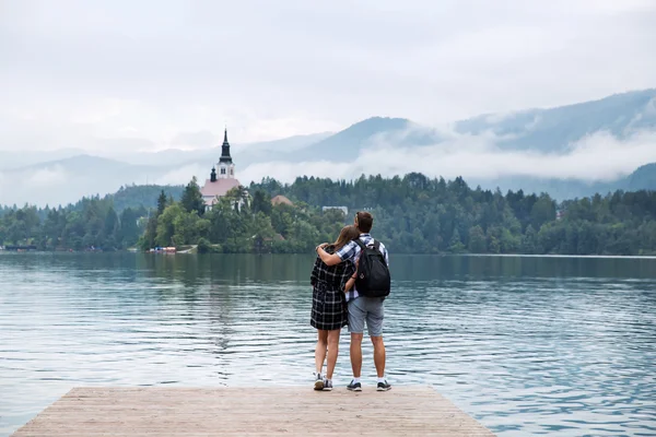 Pareja joven de turistas enamorados en el lago Bled, Eslovenia . — Foto de Stock