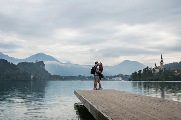 Jeune couple de touristes amoureux sur le lac de Bled, Slovénie . — Photo