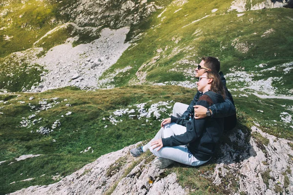 Un par de viajeros en la cima de una montaña. Mangart, Alpes Julianos, Eslovenia . — Foto de Stock