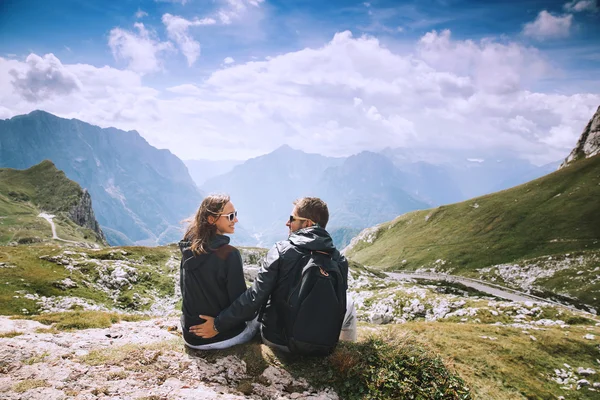 Пара путешественников на вершине горы. Mangart, Julian Alps, Slovenia . — стоковое фото