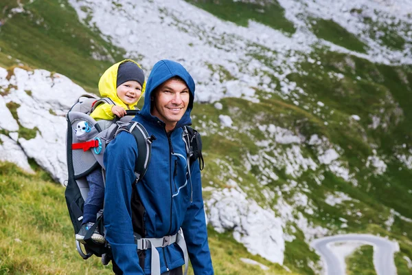 Familia en un día de trekking en las montañas. Mangart, Julian Alps, Parque Nacional, Eslovenia, Europa . — Foto de Stock