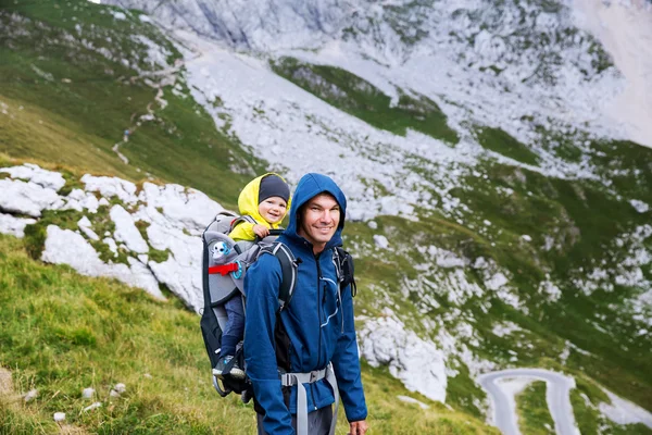 Familie bei einem Wandertag in den Bergen. mangart, julianische alpen, nationalpark, slowenien, europa. — Stockfoto