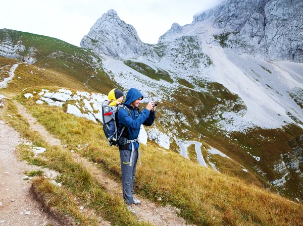 Família num dia de trekking nas montanhas. Mangart, Julian Alps, National Park, Eslovénia, Europa . — Fotografia de Stock