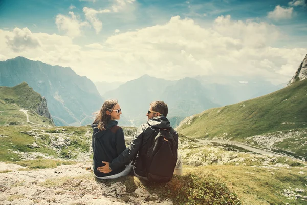Пара путешественников на вершине горы. Мангарт, Джулианские Альпы, Национальный парк, Словенья, Европа . — стоковое фото