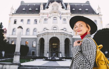 Ljubljana Üniversitesi 'nin arka binasında sırt çantalı genç bir kız. Slovenya 'da yaşayan bir yerli. Turist kadın Avrupa şehrinin manzaralarını ve mimarisini keşfediyor. Avrupa 'ya seyahat.