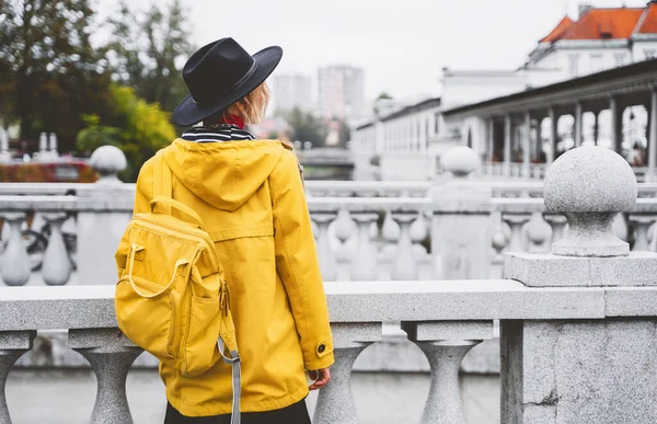 Mulher Bonita Cidade Velha Ljubljana Turista Fundo Arquitetura Cidade Aparência — Fotografia de Stock