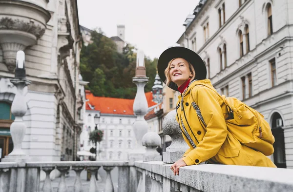 Mulher Bonita Cidade Velha Ljubljana Turista Fundo Arquitetura Cidade Aparência — Fotografia de Stock