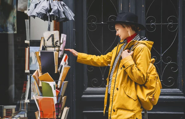 Olhada Rua Menina Jovem Cidade Europeia Turista Com Mochila Está — Fotografia de Stock