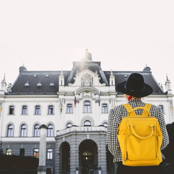 Menina Com Mochila Fundo Construção Universidade Liubliana Residência Local Eslovénia — Fotografia de Stock