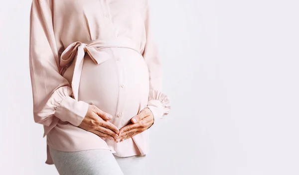 Mulher Grávida Bonita Mantém Mãos Barriga Fundo Branco Mãe Amorosa — Fotografia de Stock