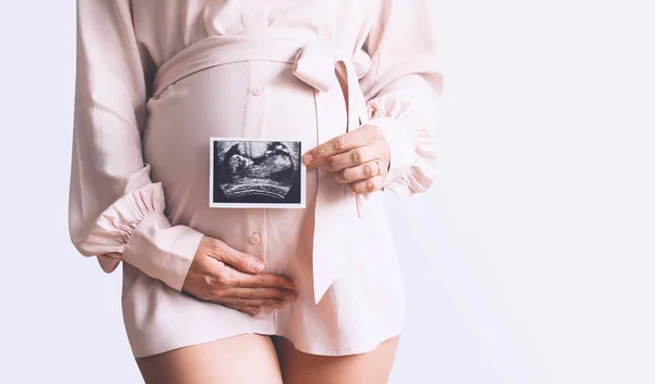 Kobieta Ciąży Wizerunkiem Dziecka Usg Zbliżenie Brzucha Ciężarnej Zdjęcie Usg — Zdjęcie stockowe