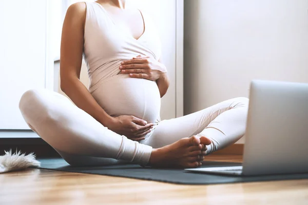 Primer Plano Vientre Mujer Embarazada Practicando Yoga Línea Casa Con — Foto de Stock