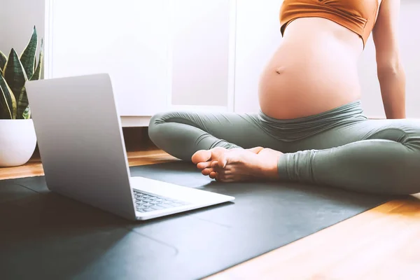 Primer Plano Vientre Mujer Embarazada Practicando Yoga Línea Casa Con — Foto de Stock