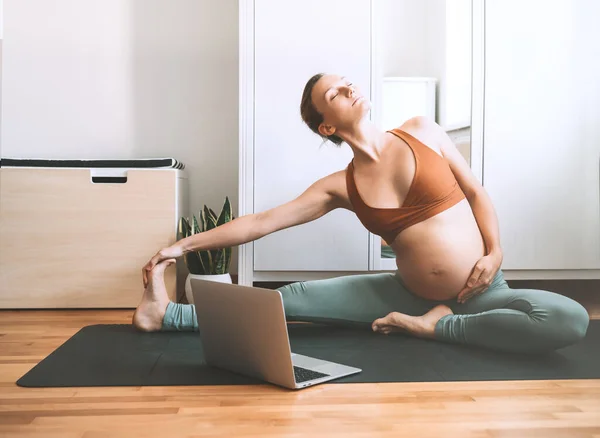 Těhotná Žena Doma Cvičí Jógu Laptopem Očekávaná Matka Chodí Prenatální — Stock fotografie