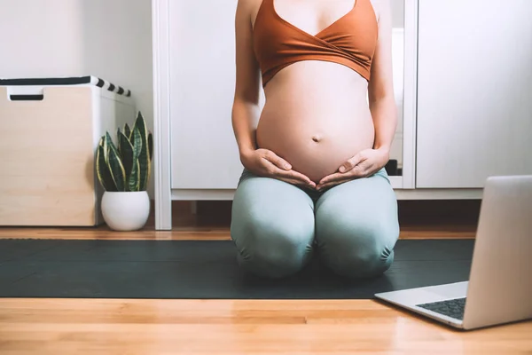 Primer Plano Vientre Mujer Embarazada Practicando Yoga Línea Casa Con — Foto de Stock