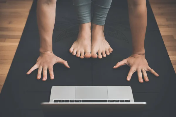 Close Pés Femininos Palmas Esteira Ioga Com Laptop Pessoas Praticando — Fotografia de Stock