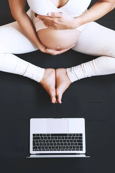 Primo Piano Pancia Donna Incinta Praticare Yoga Online Casa Con — Foto Stock