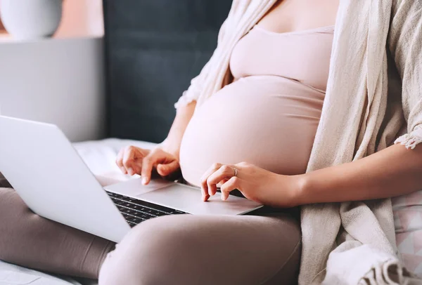 Zwangere Vrouw Die Thuis Laptop Gebruikt Close Zwangere Buik Van — Stockfoto