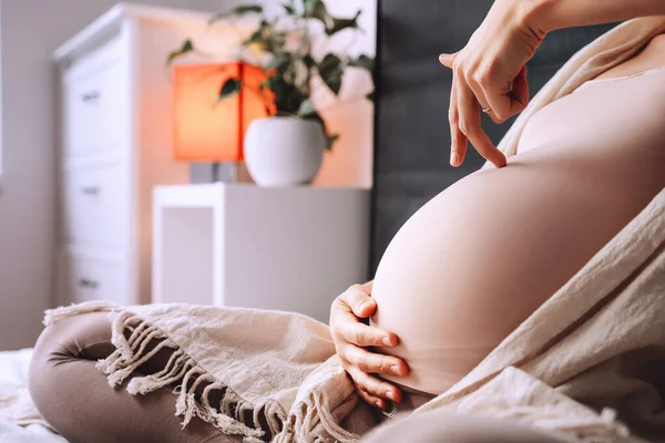 Mooie Zwangere Vrouw Houdt Handen Haar Buik Slaapkamer Thuis Jonge — Stockfoto